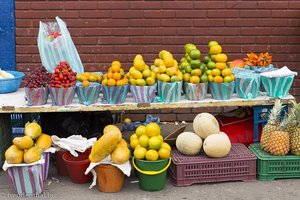 die Marktstände der Bauern außerhalb des Mercado de Paloquemao