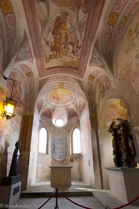 Illusionistische Fresken in der gotischen Kapelle von Burg Bled.