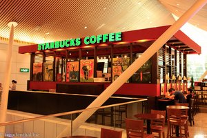 Bei Starbucks gibt es teuren Kaffee und eine gute Internetverbindung.