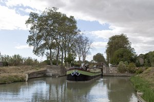 es passen auch größere Boote durch die Schleusen am Canal du Midi