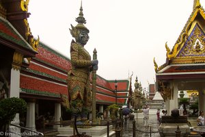Wat Phra Kaeo - Dämonische Wächterfiguren am Eingang