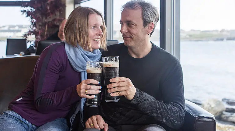 Anne und Lars mit Guinness im Café Fjarå