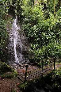 Ein Wasserfall auf dem Sendero el Quetzal