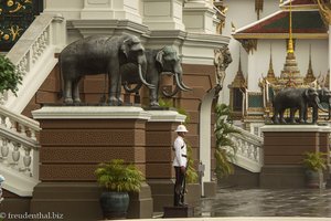 Elefanten vor dem Königspalast von Bangkok