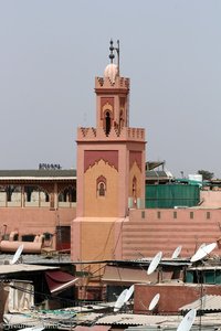 eines der Minarette über der Altstadt von Marrakesch