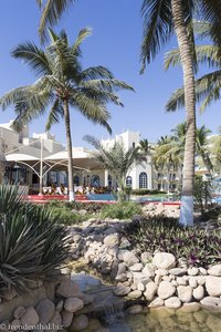 Garten mit Bachlauf beim Hilton Salalah Resort im Oman