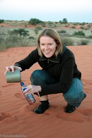 Eine Flasche Kalahari-Sand ist jetzt im Kraichgau