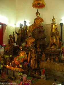 Buddha-Statuen im Wat Disanukaram