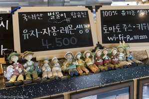 Figuren in einem Café in Naksan Beach