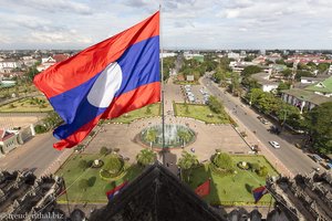 Laotische Fahne beim Patuxay Monument