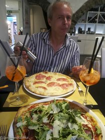 Lars beim Pizzaessen in Bellagio