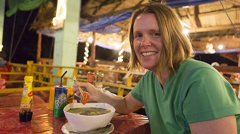 Nudelsuppe mit Stäbchen essen - in Laos ganz normal