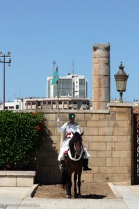 Wächter am Eingang des Mausoleums von Rabat