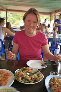 Annette und viel zu viel zu Essen im Pleanprai Rafthouse auf dem Chiao-Lan-See