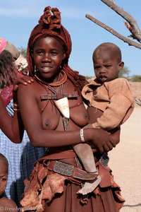 junge Himba-Frau mit Baby bei Khorixas