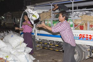 Ware wird verladen auf dem Nachtmarkt von Mandalay