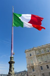 Italiens Flagge an der Piazza Unità d'Italia