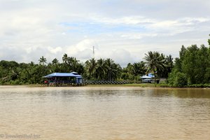 Kontrollstation in der Bucht nahe der Mündung vom Kinabatangan River