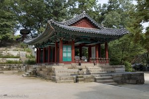 Der Geheime Garten und ein Pavillon beim Buyongjeong