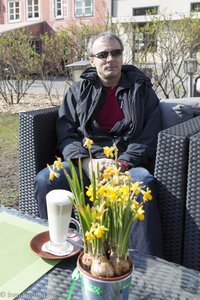Lars im Café auf dem Livenplatz