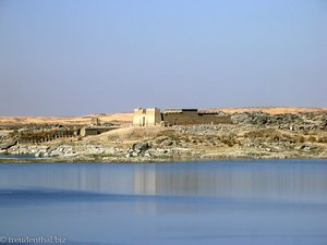Blick von der Staumauer zum nubischen Galapscha-Tempel