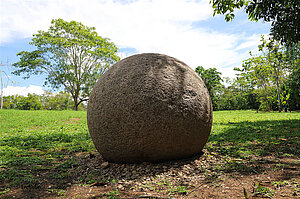 Eine der Diquís-Steinkugeln im Museum der Finca 6