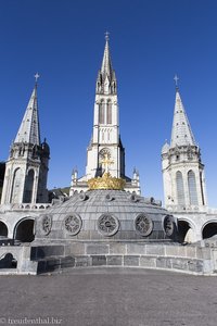 auf der Rosenkrank-Basilika von Lourdes