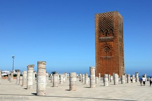Hassanturm hinter den Säulen der geplanten Moschee