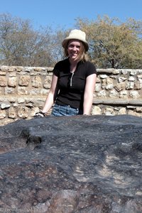 Annette beim Hoba-Meteoriten