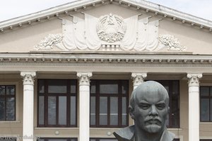 typisch für Transnistrien: Lenin-Statuen sowie Hammer und Sichel Wappen
