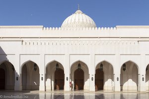 im Innenhof der Sultan Qaboos Moschee von Salalah