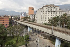 Die Hochbahn neben dem Kulturpalast in Medellín.