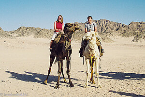 Anne und Lars auf dem Kamel bei den Beduinen