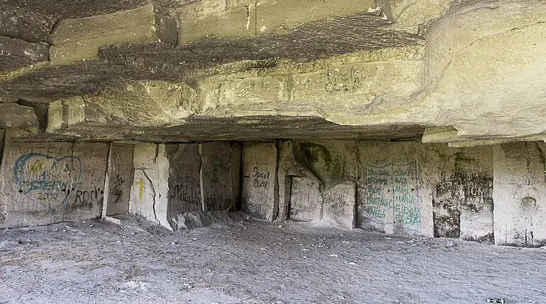 In der großen Einsiedlerhöhle nahe Trebujeni sind die Wände verkritzelt.