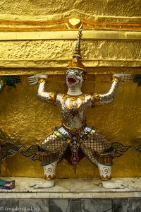 Karyatide an der Gold-Chedi ddes Wat PHra Kaeo in Bangkok.
