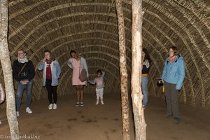 Touristengruppe in einem Beehive der Swasis - Cultural Village
