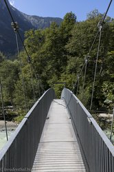Die Ryschibrücke zum felsigen Bahnhof