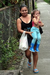 auch in Tortuguero Village quängeln die Kinder mal...