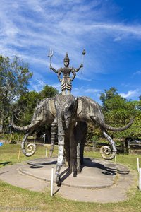 Statue mit drei Elefantenköpfen im Buddhapark bei Vientiane
