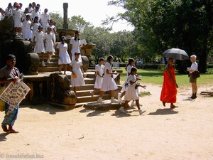 Polunnaruwa - Buddist mit Schulklasse