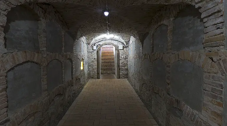 Gut erhaltene Krypta in der Bergkirche von Sighisoara