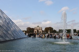 Springbrunnen bei der Glaspyramide des Louvre