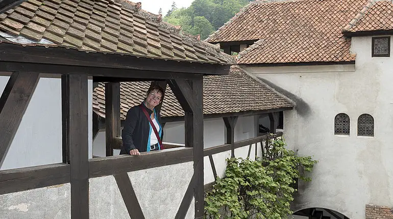 Rita auf dem Balkon im Schloss Bran