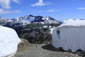 hohe Schneewände neben der Zufahrt zum Whistler-Teahouse
