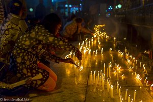 Pilger zünden Kerzen an am Goldenen Felsen in Myanmar