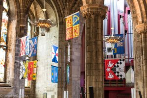Flaggen in der St. Giles Cathedrale auf der Royal Mile