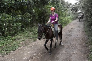 Anne auf dem Pferd bei San Agustín in Kolumbien.