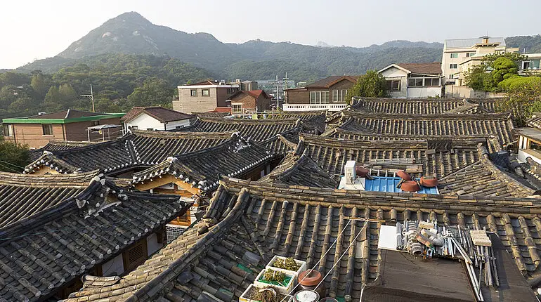 Dächer aus aufwendig gefertigten Dachziegeln, den Giwa.