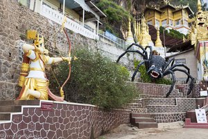 der Prinz und die Spinne am Eingang der Pindaya-Höhlen