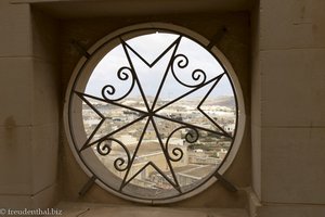 Fenster mit Malteserkreuz bei der Rotunda von Xewkija auf Gozo